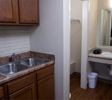 Daybreak Suites Extended Stay 多森 外观 照片